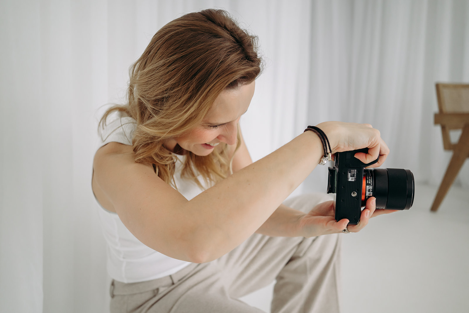 Lucie Schwarz, rodinná fotografka v Praze, při přirozeném lifestyle focení rodin a dětí