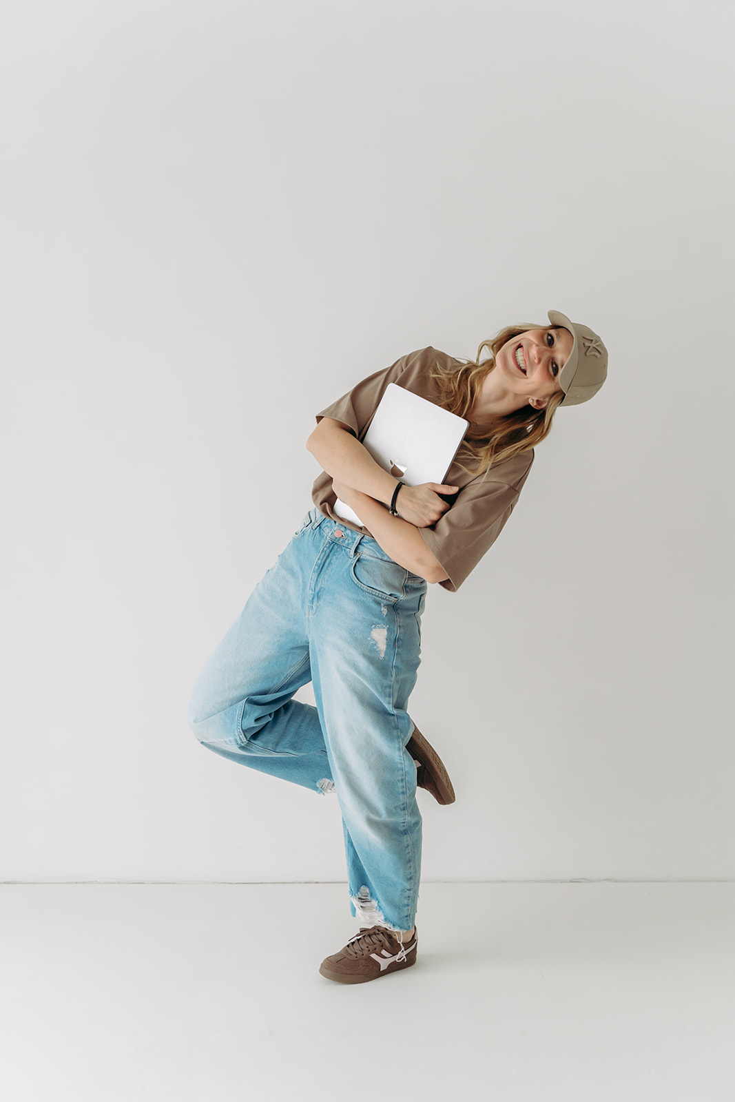 Lucie Schwarz, rodinná a lifestyle fotografka v Praze, s fotoaparátem.